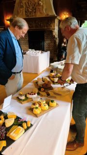 Ihr habt gestern echt was verpasst! 😍
Gourmet-Reise 2026 im Schlosshotel Münchhausen.
Unser Käse mittendrin. 🧀❤️
Köche aus ganz Deutschland, fantastische Teller, großartige Weine, Eis zum Niederknien – und die Küche des Schlosshotels sowieso ein Traum. ✨
Wir durften wieder dabei sein – als Haus- und Hoflieferant für Käse.
Ein Tag voller Genuss. Punkt. ❤️
Und jetzt mal ehrlich:
Wer wäre nächstes Jahr gern dabei? 😉#lueningsbergerdelikatessenmanufaktur #gourmetreise #rohmilchkäse #genussmomente #weingenuss