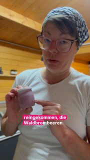 🍦 Eis-Nachschub im Hofladen!
Vanille mit echter Bourbonvanille, Walnusskaramell mit karamellisierten Walnusskernen, Schoko und Brombeere mit unseren gesammelten Waldbrombeeren. ❤️

Bei uns darf man sehen, was drin ist – echte Zutaten, echter Geschmack, kein Schnickschnack.

Und ganz neu: feine Potluck-Gewürze in wunderschönen kleinen Keramiktöpfchen – zum Würzen, Aufbewahren oder einfach Weiterverwenden. 😉

Ein Besuch im Hofladen lohnt sich immer! 🧀🍦#lueningsbergerdelikatessenmanufaktur #wissenwodeinessenherkommt #eisgehtimmer #hofladen #potluck