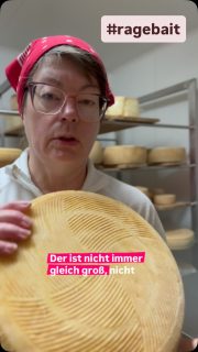 Schon mal was von Ragebait gehört? 😜

Das ist das Jugendwort 2026 – und bedeutet, dass man mit einer bewusst provokanten Aussage andere zum Aufregen bringen und Reaktionen oder Kommentare provozieren will.

Ich dachte, das probiere ich in meiner Käserei doch auch mal aus. 🧀😂

Denn bei Naturkäse gibt’s nun mal Unterschiede. Nicht jeder Laib ist gleich, nicht jede Sorte schmeckt identisch. Und das ist auch gut so!

Und jetzt mal ehrlich: Ragebait oder einfach Käse mit Charakter? 😜

Na, habe ich euch erwischt? 👇#käserinofinsta #hofkäserei #nichtperfekt #ragebait #rohmilchkäse