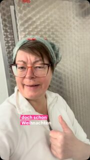 🎄✨ Ist Weihnachten schon im Reiferaum angekommen? 🎅🧀
Na klar! Der Lebkuchen-Weihnachtskäse ist wieder da! 😍
Noch ist es ein bisschen hin bis Weihnachten … aber Vorfreude ist doch die schönste Freude! ❤️
Wer freut sich schon mit mir auf diese ganz besondere Käsezeit? 🎄🙋♀️
#Weihnachtskäse #käsehandwerk #VorfreudeIstDieSchönsteFreude #käserinofinsta